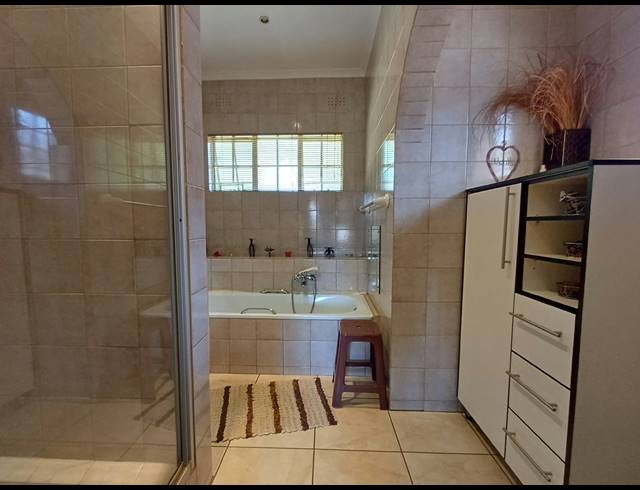 4 BEDROOM HOUSE FOR SALE IN DERSLEY